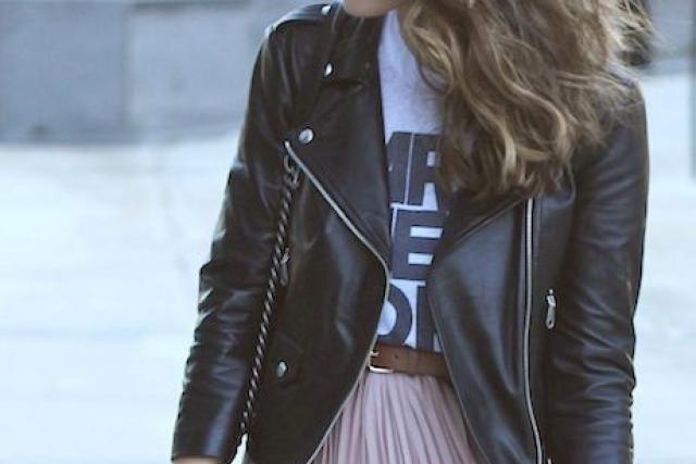 Уличная мода: девушки в чёрных кожаных юбках #4
 — Красная кожаная куртка с заклепками